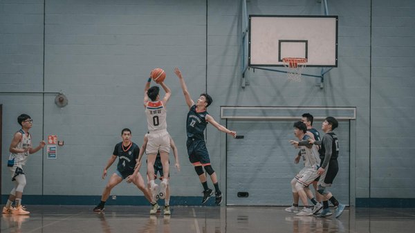 What specific nutritional strategies should UK basketball players adopt for muscle recovery?