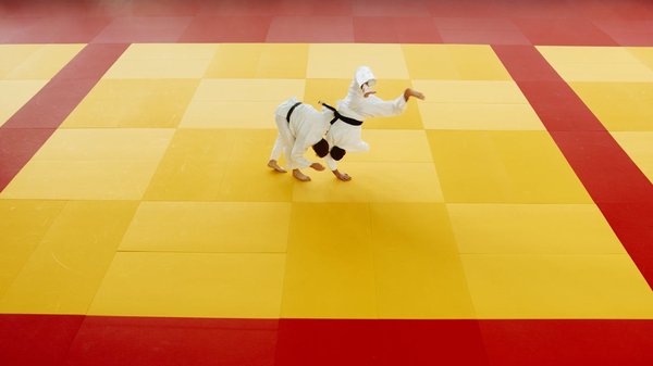 How to integrate kinetic chain exercises for UK judo athletes' strength training?