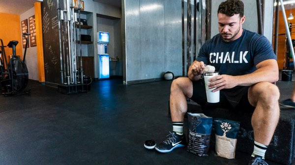 What are the recommended protein intake strategies for post-workout recovery in weightlifters?
