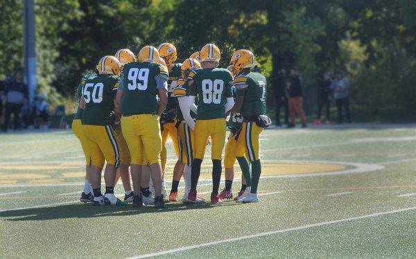 What are the tactical strategies for countering aggressive opponents in professional squash?