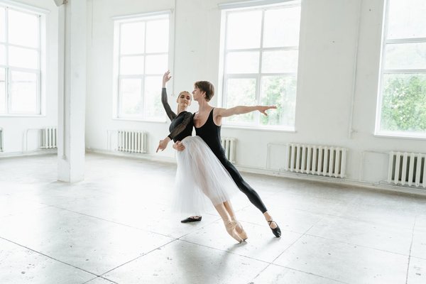 How can professional dancers optimize their rehearsal schedules to prevent overuse injuries?